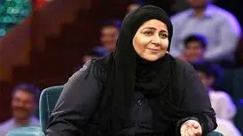 شهره لرستانی در کنار یادگاری مسعود ولدبیگی/ عکس
