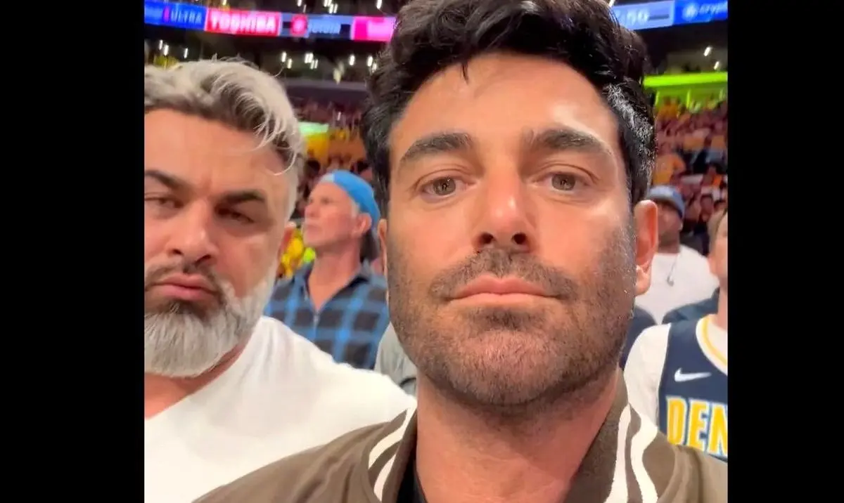 محمدرضا گلزار روی سکوی تماشاگران لس آنجلس لیکرز در آمریکا