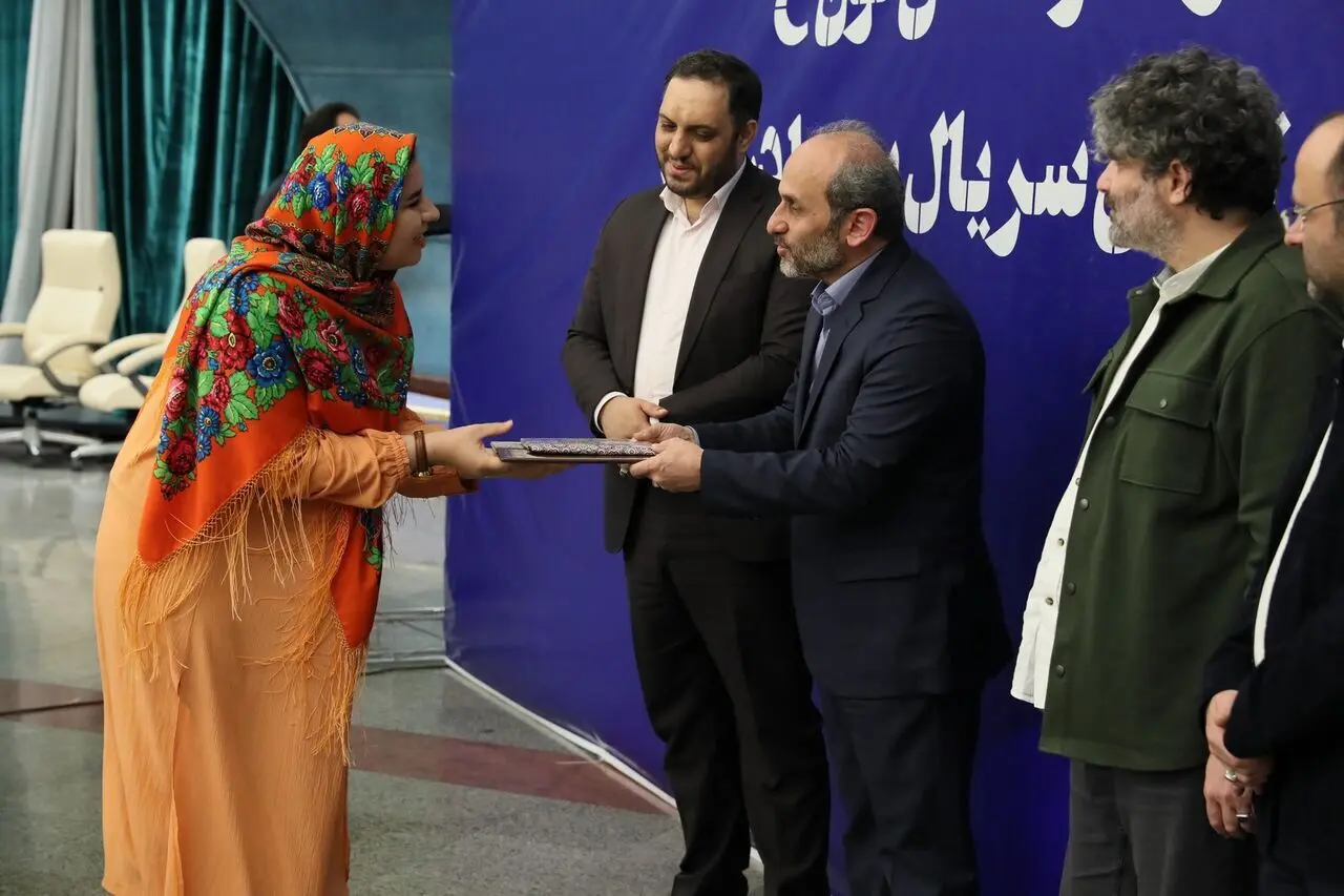 تجلیل رییس رسانه ملی از عوامل سریال نون خ
