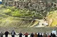 تشکیل زنجیره انسانی برای حفاظت از آثار تاریخی در غار باستانی کرفتو