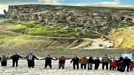 تشکیل زنجیره انسانی برای حفاظت از آثار تاریخی در غار باستانی کرفتو