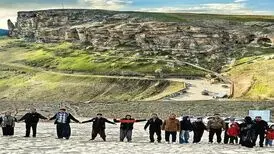 تشکیل زنجیره انسانی برای حفاظت از آثار تاریخی در غار باستانی کرفتو