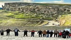 تشکیل زنجیره انسانی برای حفاظت از آثار تاریخی در غار باستانی کرفتو