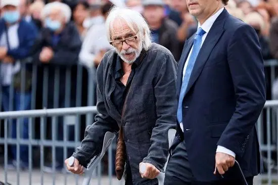 آلن دلون با عصا در مراسم خاکسپاری رفیق قدیمی