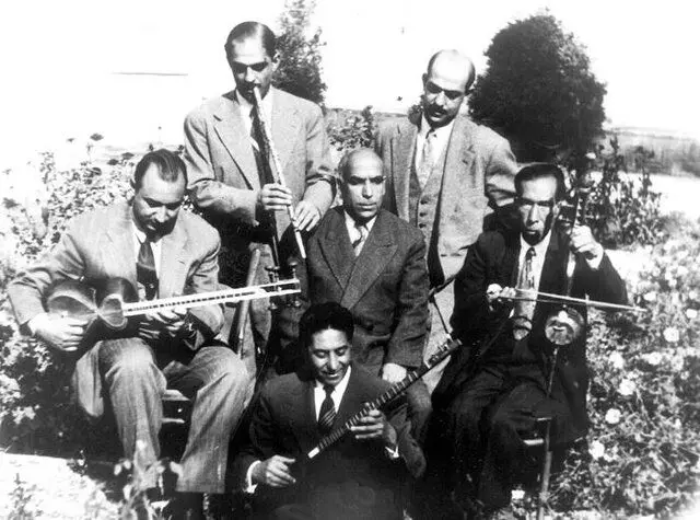 ماجرای مرد سه‌تارنواز در این عکس
