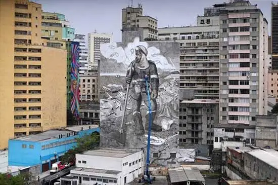 نقاشی دیواری عظیم با خاکستر‌های جنگل آمازون