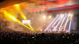 اتفاق عجیب در کنسرت خواننده معروف + فیلم