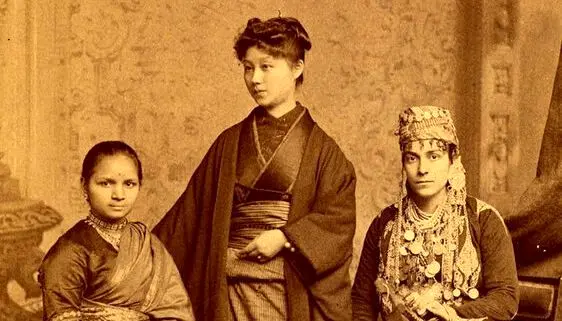 اولین فارغ التخصیلان زنان آسیایی در  رشته پزشکی+ عکس