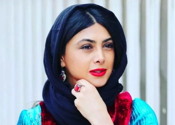 زمستان ۱۴۰۴: استایل کلاسیک آزاده صمدی در اصفهان
