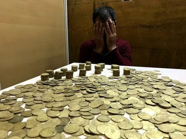 کشف سکه‌های تاریخی اصلی و جعلی در ورامین