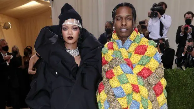 ریحانا با یک «مشکیِ پُف‌دار» و پوشش سر در مت‌گالا + فیلم