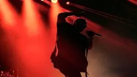 اجرای متفاوت خواننده پاپ در تهران/ «ظاهرا شکست عشقی در سالن بیداد می‌کند»
