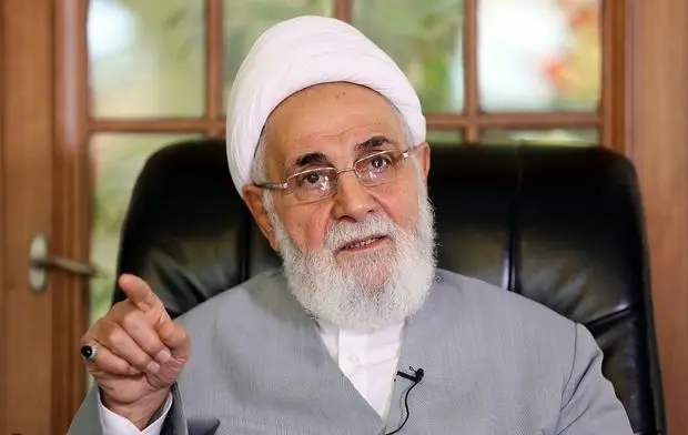 عکس | حضور ناطق نوری بر سر مزار محمدرضا شجریان