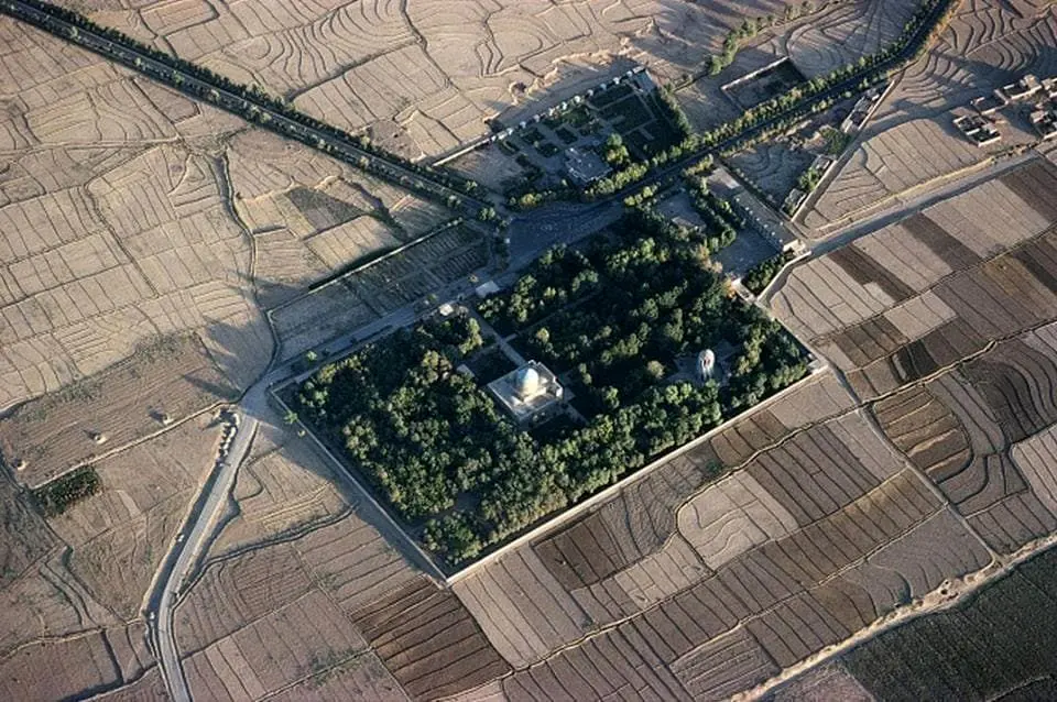 باغ مقبره خیام از دوربین گئورگ گرستر ۱۹۷۶ + عکس