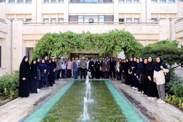 آذری هستم اما غیرت زبان فارسی را دارم
