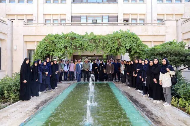 آذری هستم اما غیرت زبان فارسی را دارم
