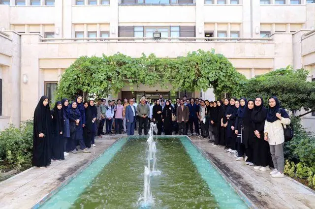 آذری هستم اما غیرت زبان فارسی را دارم
