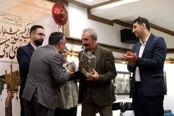 بیوک میرزایی در اختتامیه «رادیوتئاتر» تجلیل شد
