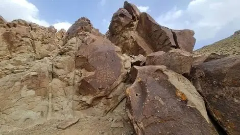 کشف کتیبه‌ای از دوره اسلامی متعلق به بیش از ۱۲۰۰ سال قبل/ تا امروز قدیمی‌ترین کتیبه اسلامی ایران است؛ کاتب احتمالا ۴۰ سال پس از عبور امام هشتم در همان مسیر کتیبه را نوشته است (فیلم)