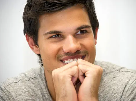 نامزدی ستاره جوان هالیوود با یک پرستار