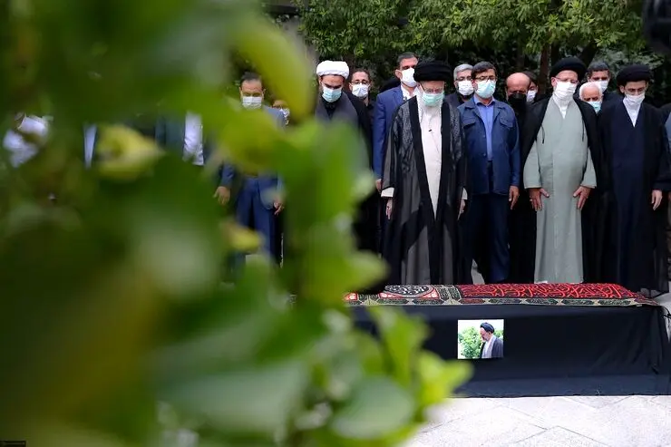 اقامه نماز رهبر انقلاب بر پیکر مبارز قدیمی حجت‌الاسلام سیدمحمود دعایی