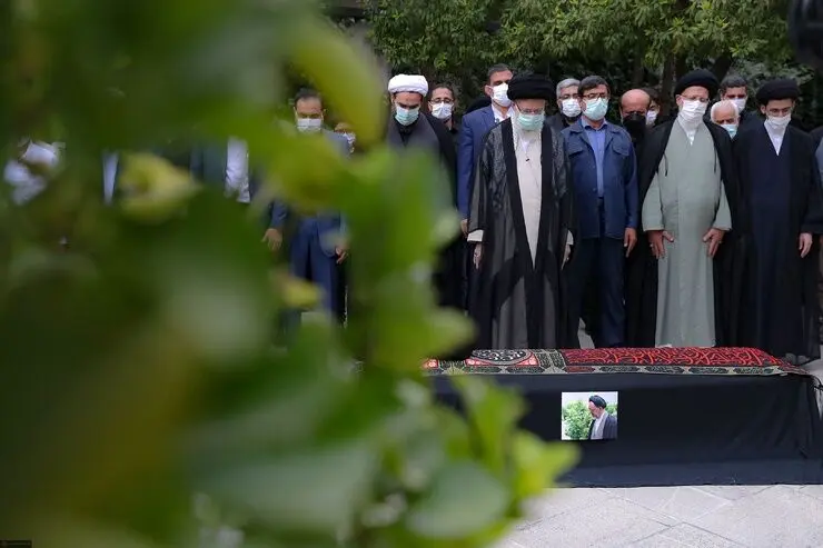 اقامه نماز رهبر انقلاب بر پیکر مبارز قدیمی حجت‌الاسلام سیدمحمود دعایی