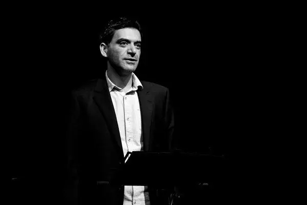 تابلوهایی که بدون اجازه روی دیوار «نیاوران» رفت/ پاسخگویی هست؟
