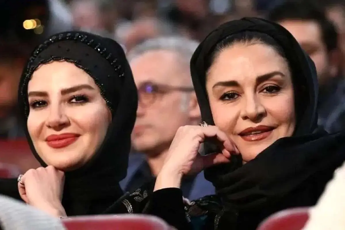 کافه گردی خواهرانه ملیکا و مریلا زارعی

