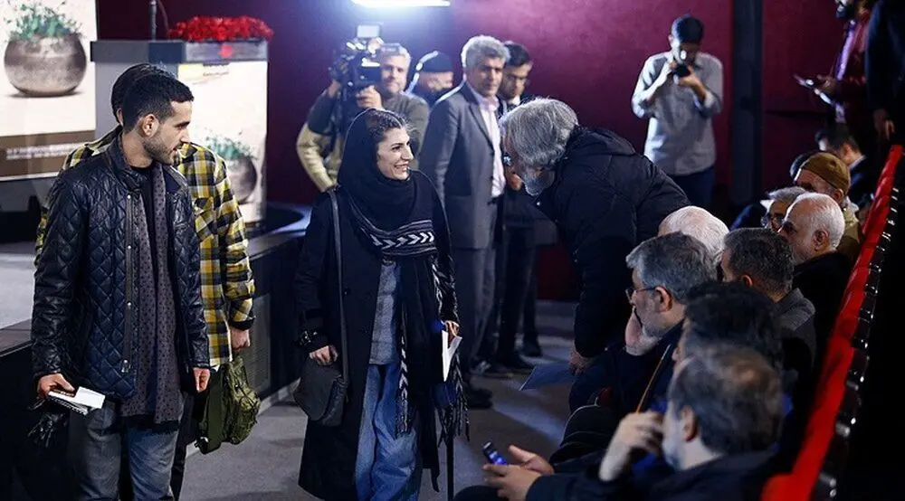 حجاب سوال برانگیز دختر نادر طالب زاده در مراسم یادبود پدرش
