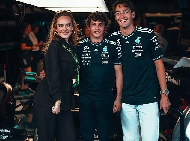 آدل پس از ۶ ماه دیده شد؛ شیک و مجلسی!