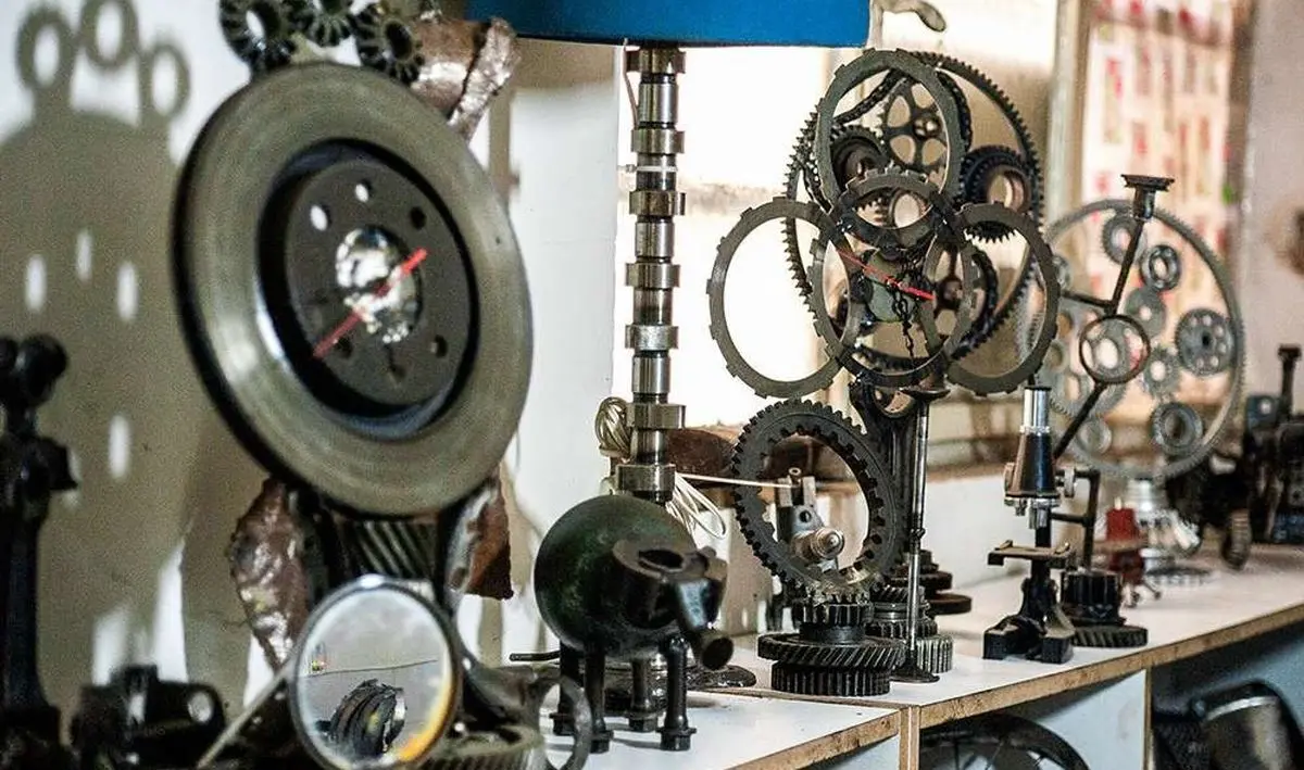 زن ایرانی که با ضایعات آهن آثار هنری خلق می‌کند
