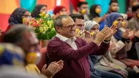 رامبد جوان با کدام مجوز به تماشاگران «خندوانه» اصرار کرد ماسک‌هایشان را بردارند؟!