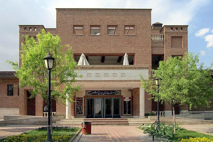 نمایش‌های تماشاخانه‌ ایران‌شهر نیم‌بها شد
