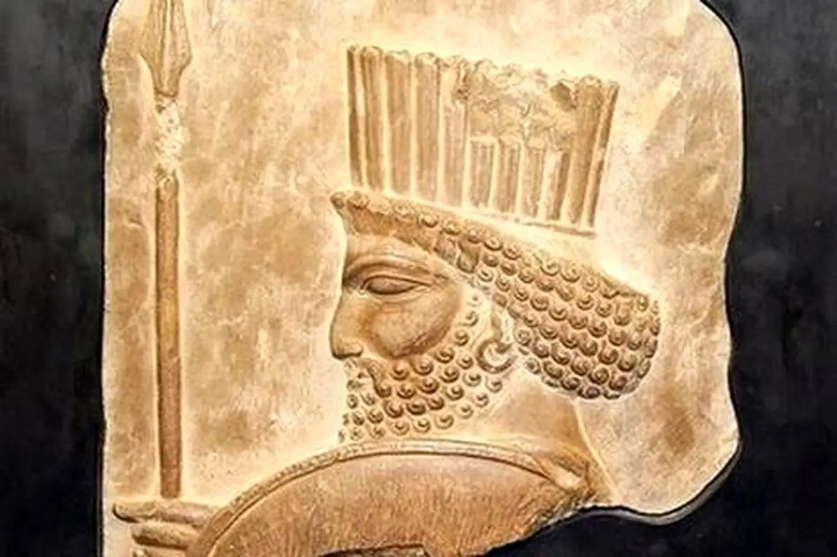 فروش آثار هخامنشی در میدان انقلاب تهران!
