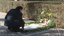 وزیر رئیسی بر سر مزار استاد شجریان