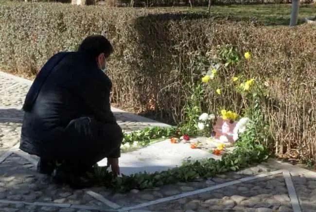 وزیر رئیسی بر سر مزار استاد شجریان