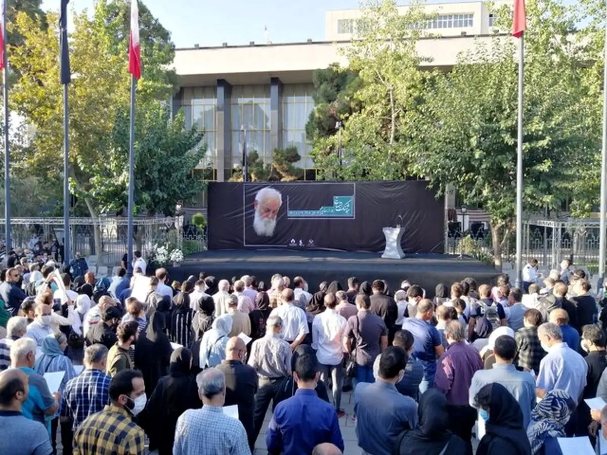 مراسم تشییع پیکر هوشنگ ابتهاج مقابل تالار وحدت تهران/ خواندن شعر «ارغوان» سایه/ ویدئو