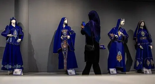 رنگ شلوار لی از آبی ایرانی آمد/ برای طراحی لباس‌ ایرانی فقط دنبال بته‌جقه نباشیم