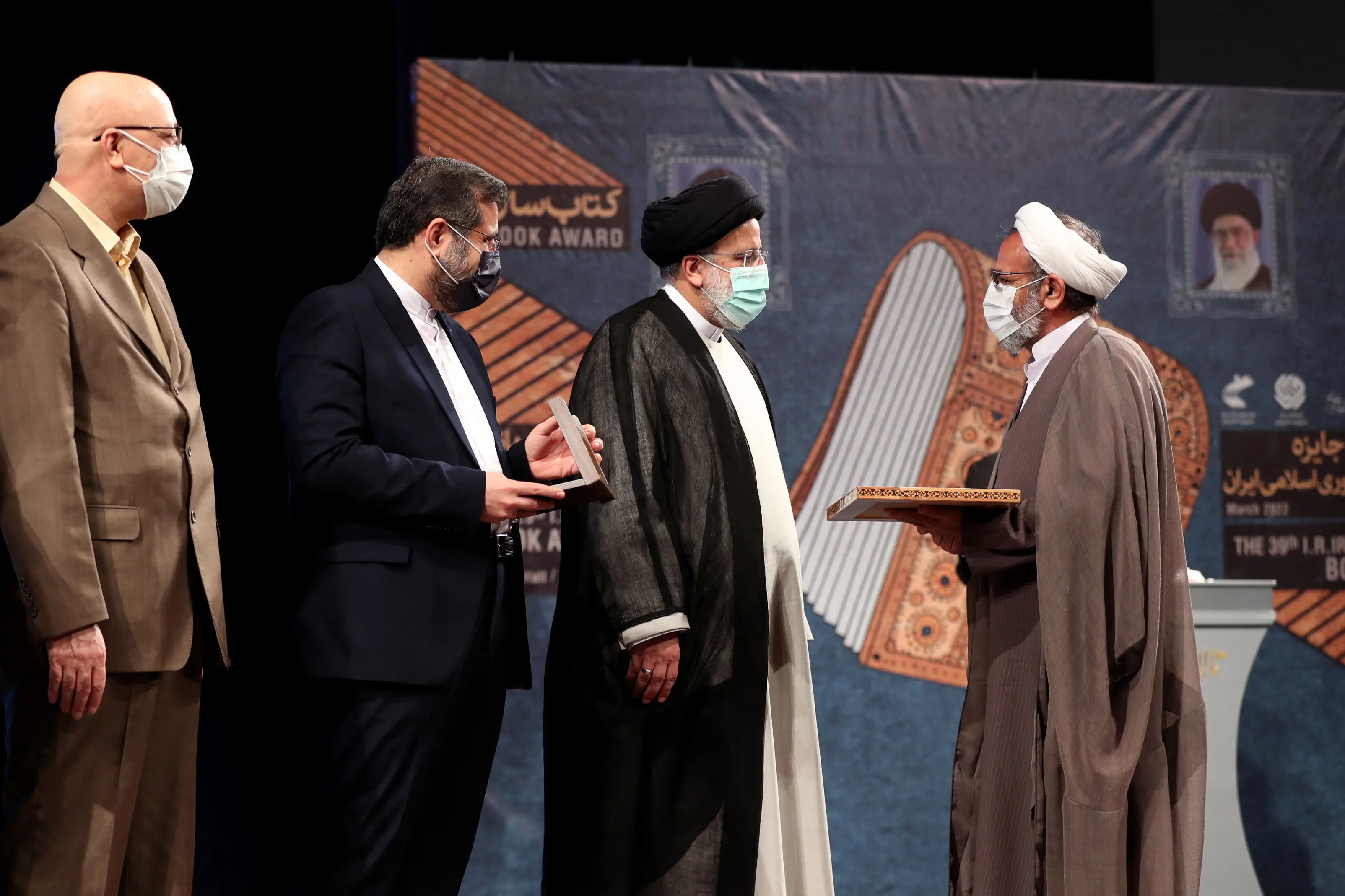 قدردانی از برگزیدگان جایزه کتاب سال جمهوری اسلامی و جایزه جهانی کتاب سال با حضور رئیس جمهور 