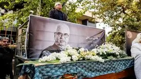 سوگواری فرزانه کابلی در مراسم تشییع همسرش هادی مرزبان