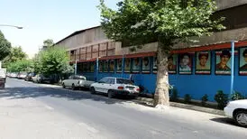 حکایت جاودانه شدن ۸۵ تصویر نقاشی شهید روی یک دیوار | چرا نانوای محله دنبال عکس پرسنلی شهدا بود؟
