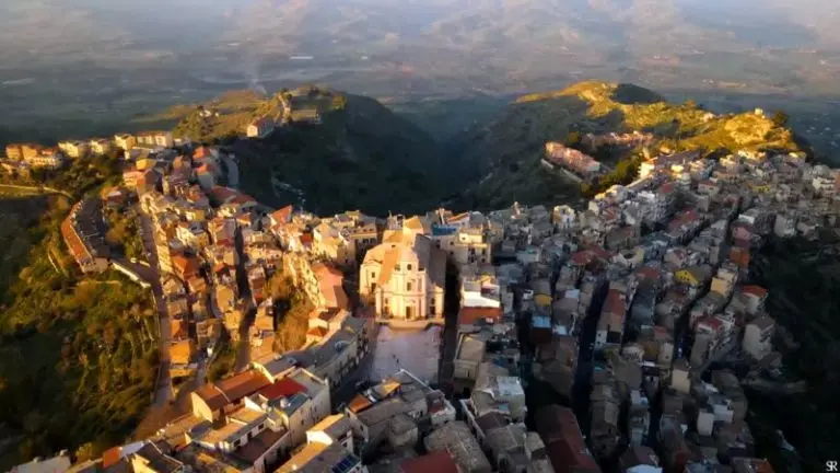 دهکده ای که شکل یک انسان است ‌+ عکس و فیلم