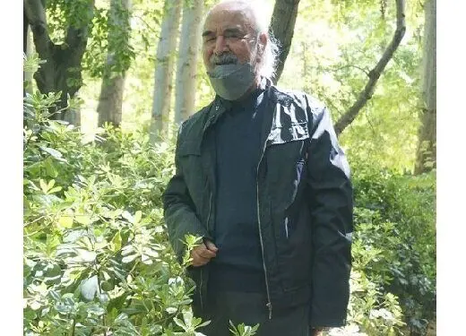 شفیعی کدکنی در کنار مزار استاد آواز ایران/ عکس