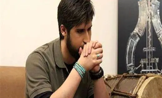 چرا بین حامد زمانی و فرهاد مجیدی فرق می‌گذارید، چون او یک خواننده انقلابی است؟