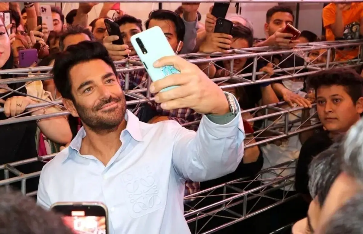 محمدرضا گلزار به جای طرفدار، سیاهی‌لشگر استخدام کرده است؟!/ ویدئو
