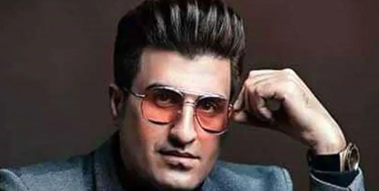 خواننده معروف ماسک بر صورت با لباس زندان در دادگاه حاضر شد