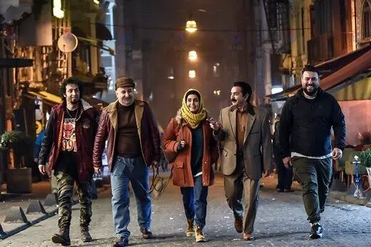 پرویز پرستویی در نقش خواننده قبل از انقلاب روی پوستر «مطرب»/عکس