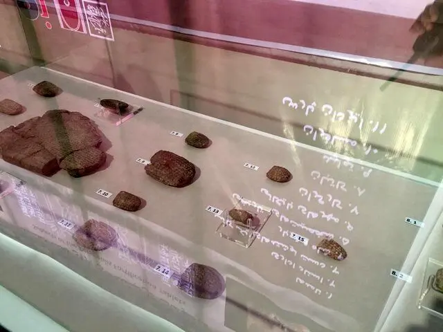 نمایش ادامه‌دار ۱۱۰ گل‌نوشته هخامنشی در موزه ملی