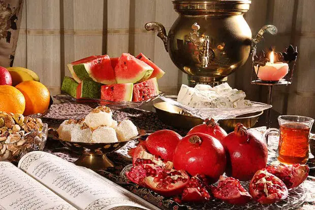 چراغ محفل گرم شب های یلدا هنوز روشن است/آئین کهنی که ماندگار ماند
