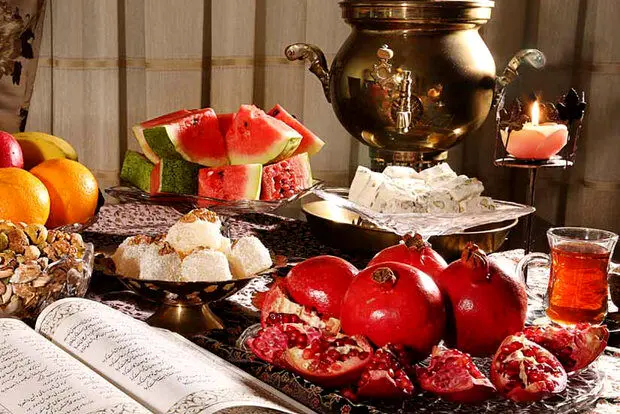 چراغ محفل گرم شب های یلدا هنوز روشن است/آئین کهنی که ماندگار ماند